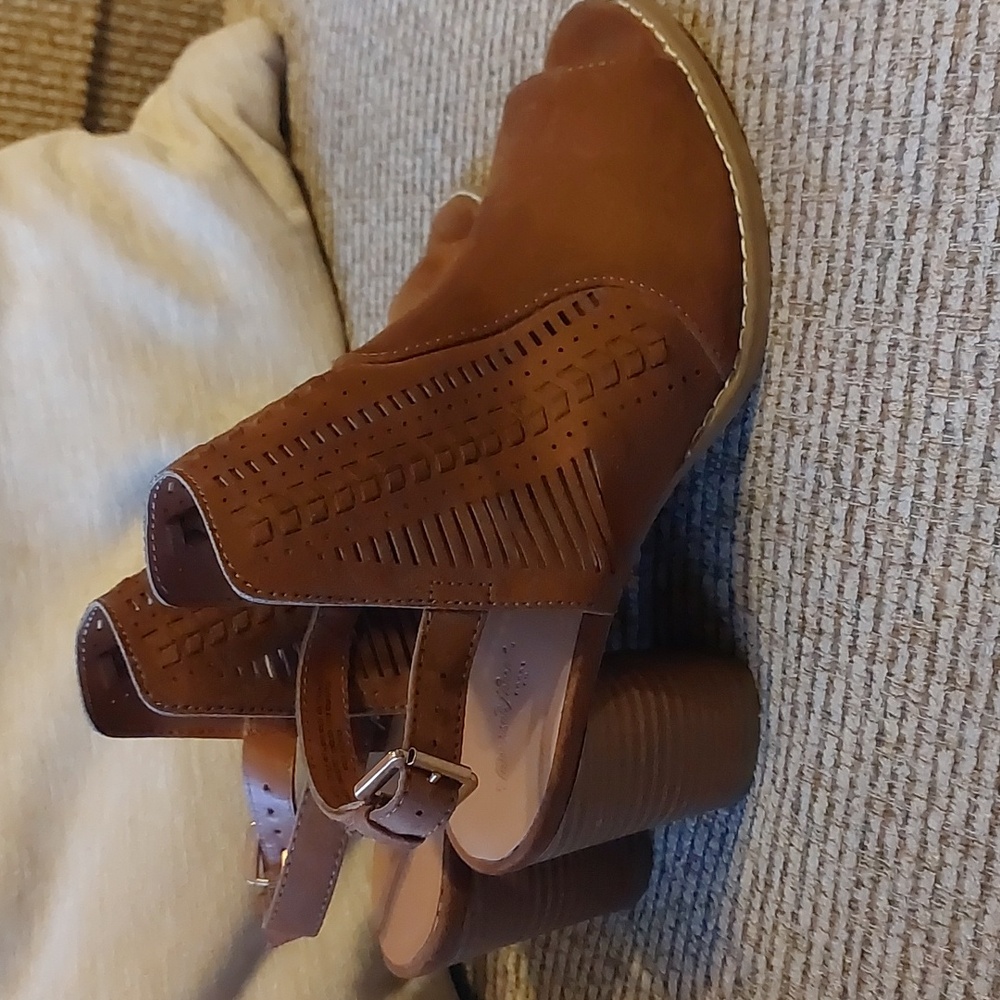 Universal Thread Heels - Picture 3 of 7